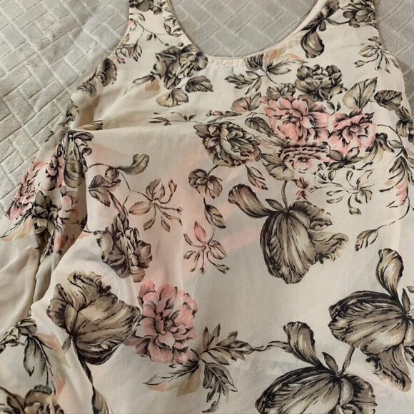 ASTR the label Women XS Tank Top Blouse Beige Chiffon Floral High Low Sheer Back - Picture 6 of 7